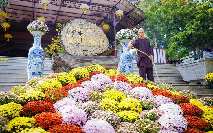 Mừng xuân Di Lặc là gì? Vì sao các chùa treo câu này ngày tết?