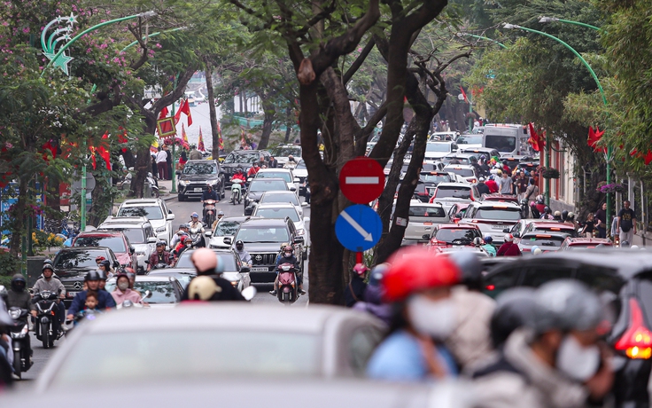Bất ngờ đường phố Hà Nội ngày mùng 2 tết Bính Ngọ