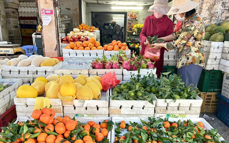 Mùng 3 tết, siêu thị mở cửa trở lại với hàng hóa dồi dào