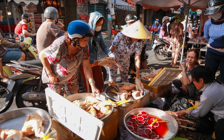 Mùng 3 tết cúng hóa vàng: Chợ truyền thống đông nghịt, nhiều thực phẩm tăng giá