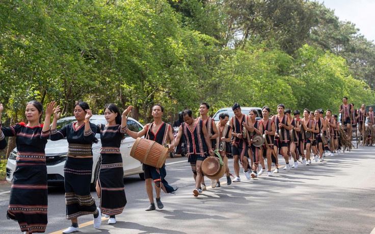 Tưng bừng lễ hội đường phố Măng Đen ngày mùng 3 tết