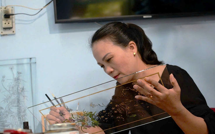Nghề xưa cố đô còn một chút này: Đôi tay vàng níu nghề tranh kính