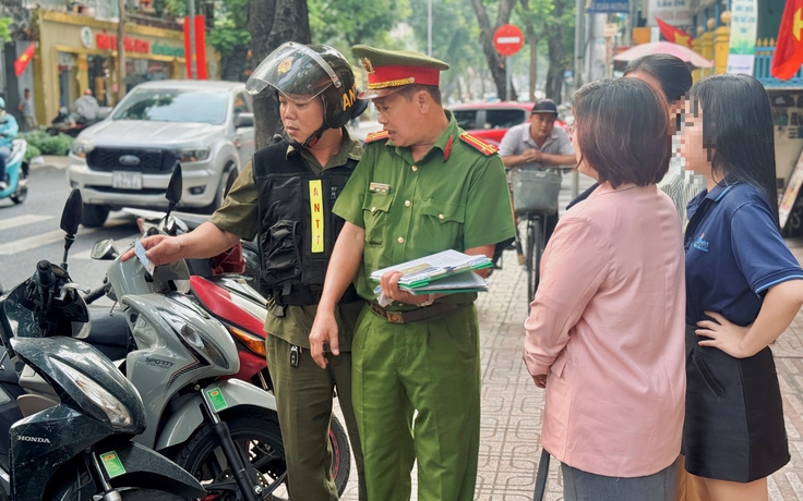 Vỉa hè kẻ 2 vạch vàng ở TP.HCM: Đỗ xe máy có bị phạt không?