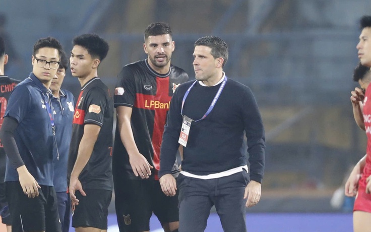 Nóng: VPF đề xuất phạt HLV Albadalejo của Ninh Bình vì phản ứng trọng tài Malaysia, Ban Kỷ luật VFF vào cuộc