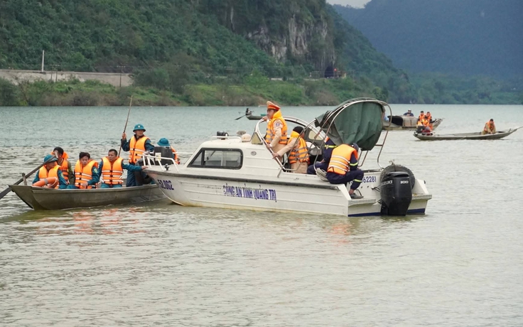 Tìm thấy thi thể 2 ông cháu trong vụ chìm thuyền trên sông Gianh
