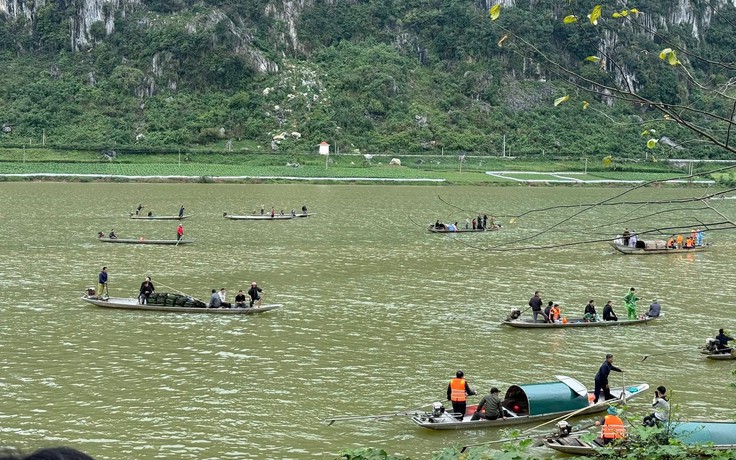 Hàng trăm người xuyên đêm tìm 2 nạn nhân mất tích vụ chìm thuyền trên sông Gianh