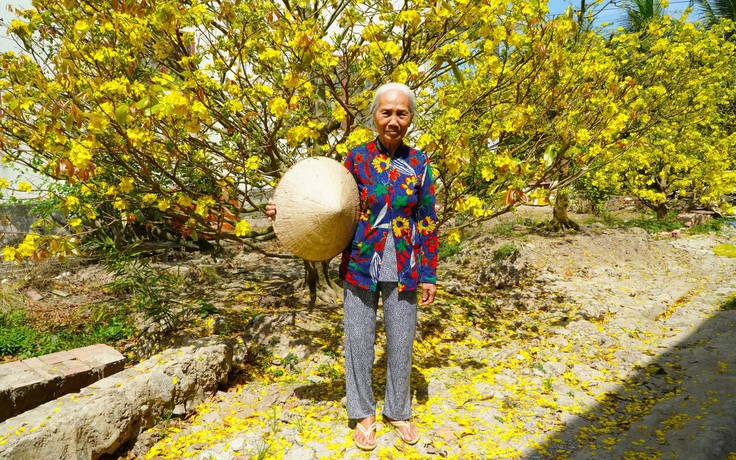 Đằng sau những bức ảnh tết 'quê mùa' của má là cả một đời lo cho con