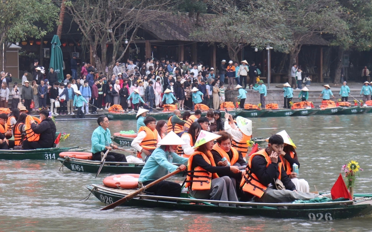 Ninh Bình đón gần nửa triệu lượt khách ngày mùng 4 tết