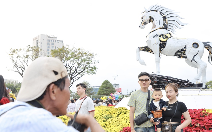 Linh vật ngựa Kim Mã 4.0 ở Đà Nẵng 'gây sốt', thợ ảnh cầu Rồng thu tiền triệu mỗi ngày