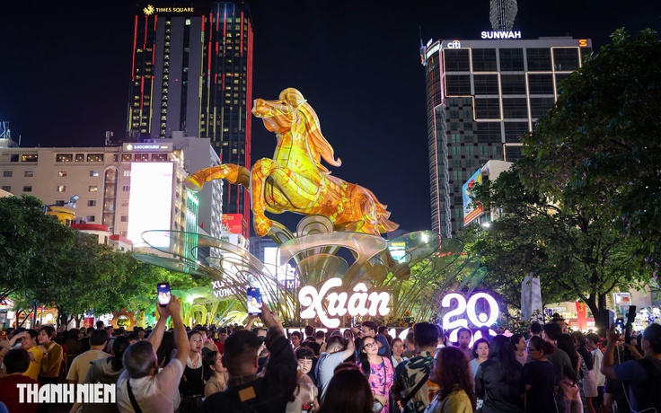 Đường hoa Nguyễn Huệ bế mạc tối mai mùng 6: Giữ đại cảnh ngựa thêm 1 tháng