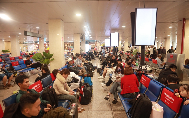 Mùng 5 tết, hành khách vật vờ ở sân bay Tân Sơn Nhất vì delay kéo dài
