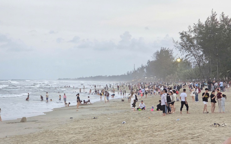 Quảng Ngãi: Tắm biển 3 người trong một gia đình đuối nước, 2 người mất tích