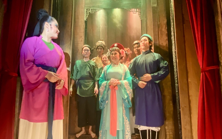 Ngồi bệt ở gánh cải lương 5 không