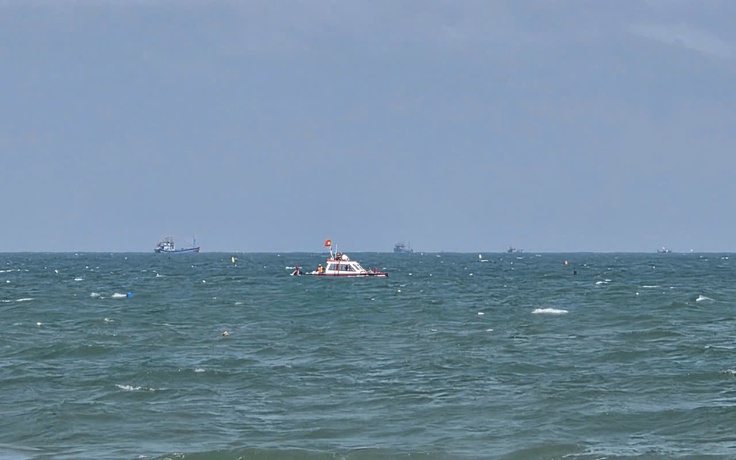 Tìm thấy thi thể 2 cha con đuối nước tại biển Mỹ Khê, Quảng Ngãi