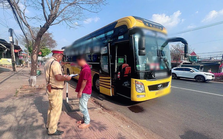 Xử phạt xe khách chở quá người, đi sai làn trên quốc lộ 14