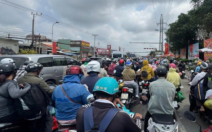 Nắng gắt giữa trưa, hàng ngàn xe nhích từng mét qua Tây Ninh để về TP.HCM