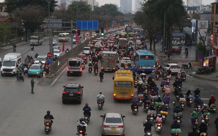 Người dân ùn ùn trở lại Hà Nội trong ngày cuối dịp nghỉ tết Nguyên đán 2026