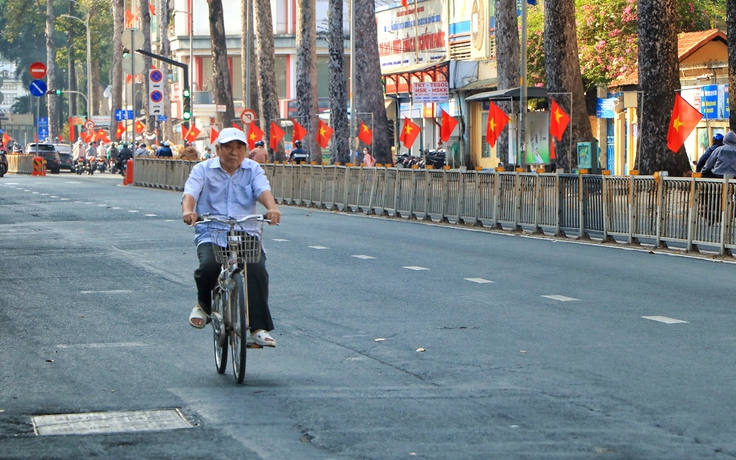 Mùng 6 tết: Đường phố TP.HCM bắt đầu nhộn nhịp, xe đông trở lại