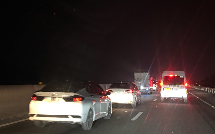 Đường miền Tây về TP.HCM kẹt xe nghiêm trọng, di chuyển 200 km mất hơn 8 tiếng