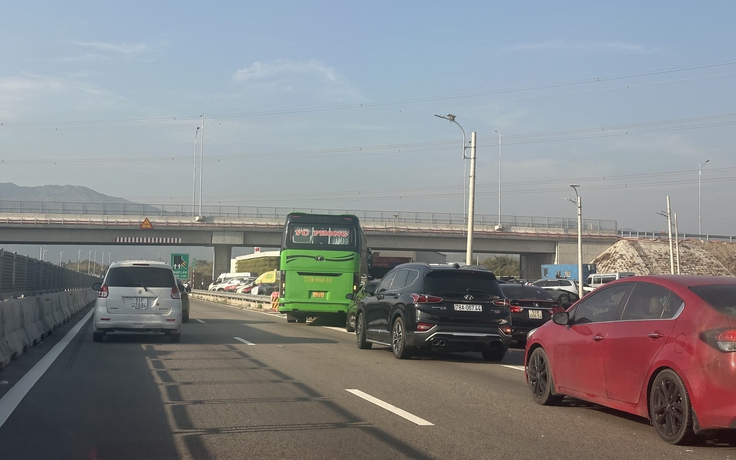 Trạm dừng chân cao tốc thất thủ, tai nạn 'rình rập' tài xế