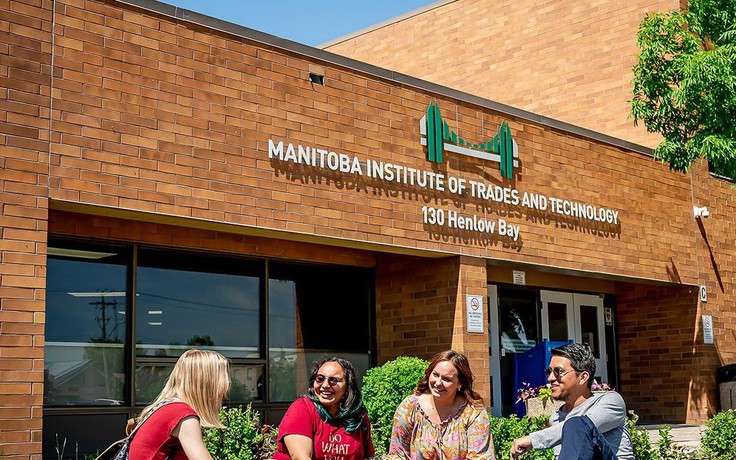 Trường công đóng cửa vì chính sách du học của Canada