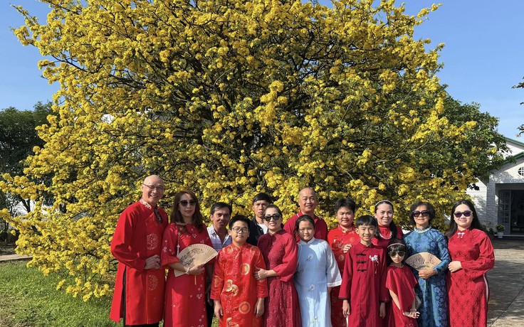 Vượt 150 km, thay 3 bộ đồ để chụp ảnh check-in cây mai 70 tuổi ở Đồng Nai