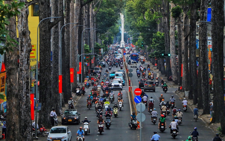Ngày đầu đi làm sau tết: Thời tiết mát mẻ, đường phố TP.HCM lại tấp nập