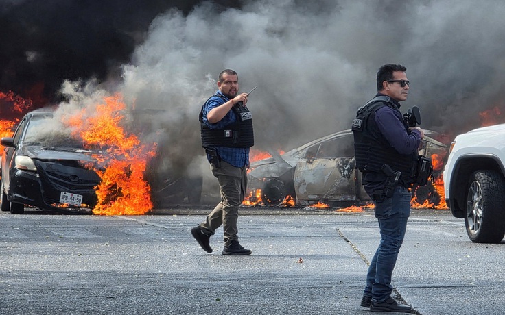 Bạo lực lan khắp Mexico sau khi trùm ma túy bị tiêu diệt