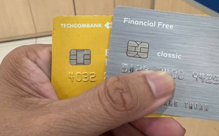 Choáng vì thẻ nằm trong ví nhưng tài khoản bị 'cà' liên tục