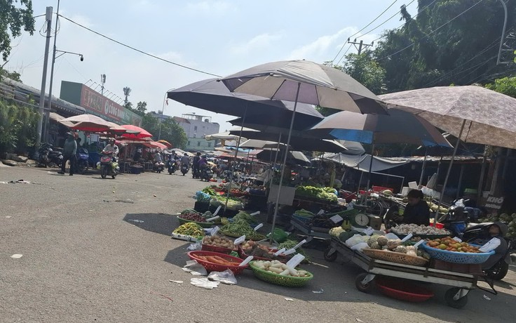 Buôn bán chiếm đường, đi lại khó khăn