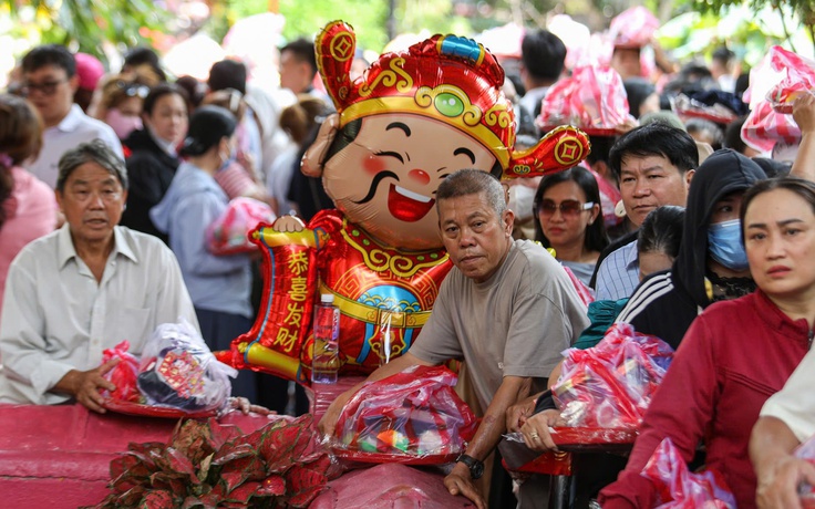 Dòng người xếp hàng dài chờ làm lễ chuyển vận ở chùa Ngọc Hoàng mùng 8 tết