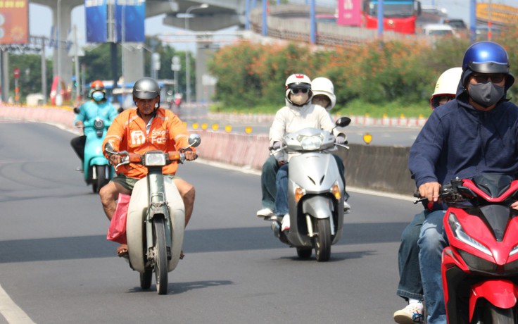 Mới tháng 2 đã nắng cháy da, nhiều người bị 'sốc nhiệt' vì quá nóng