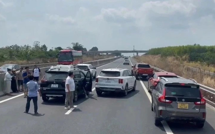 Chạy xe trên cao tốc sau tết: Mong bác tài nhẹ chân ga, chuẩn tay lái