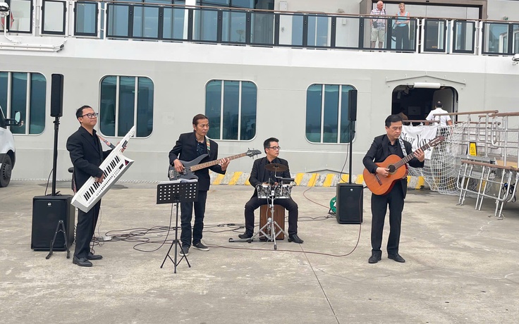 Du khách tàu biển đến vịnh Hạ Long được chào đón bằng âm nhạc
