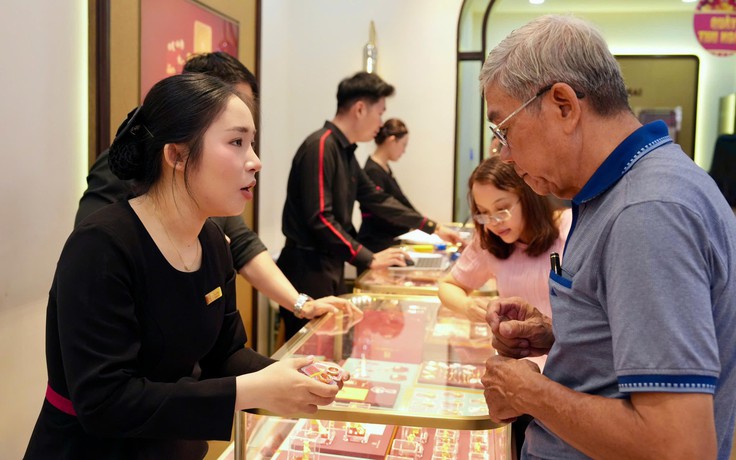 Kéo nhau mua vàng bạc cầu may mắn dịp Thần tài