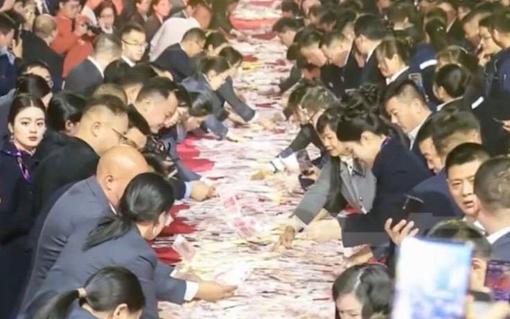 Sếp Trung Quốc chi 26 triệu USD thưởng tết, cho nhân viên 'vét tiền' thỏa thích