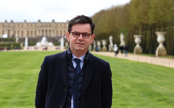 Chủ tịch Cung điện Versailles tiếp quản bảo tàng Louvre