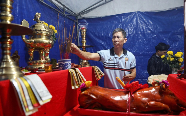 Hẻm TP.HCM rộn ràng tục cúng xóm cầu an của người Quảng