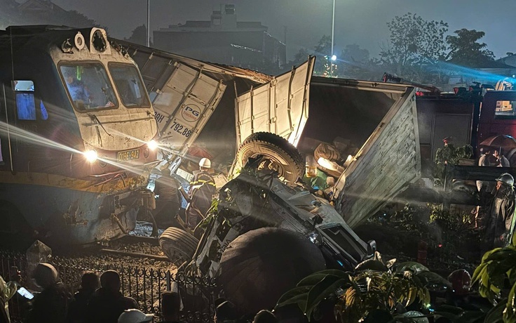 Xe tải bị 'vò nát' sau va chạm với tàu hỏa, 2 người bị thương