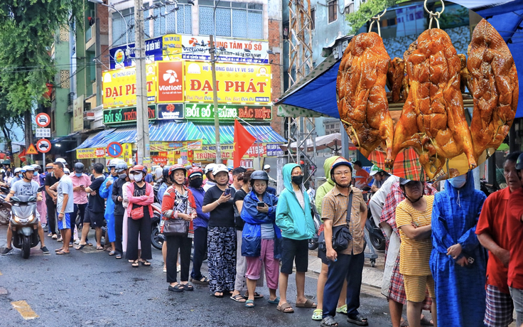 Sáng nay đông nghẹt người ở TP.HCM đội mưa mua vịt quay, heo quay ngày Thần tài