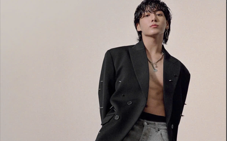 Nam ca sĩ bị 'ném đá' vì livestream uống rượu, văng tục