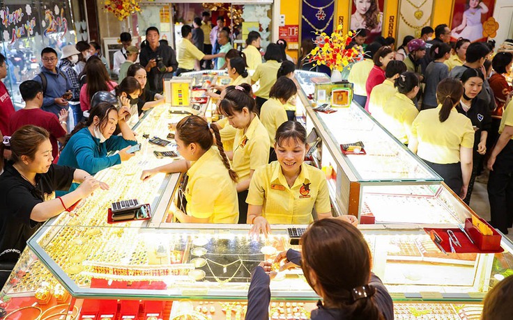 Người dân mua vàng, cổ phiếu... ngày vía Thần tài