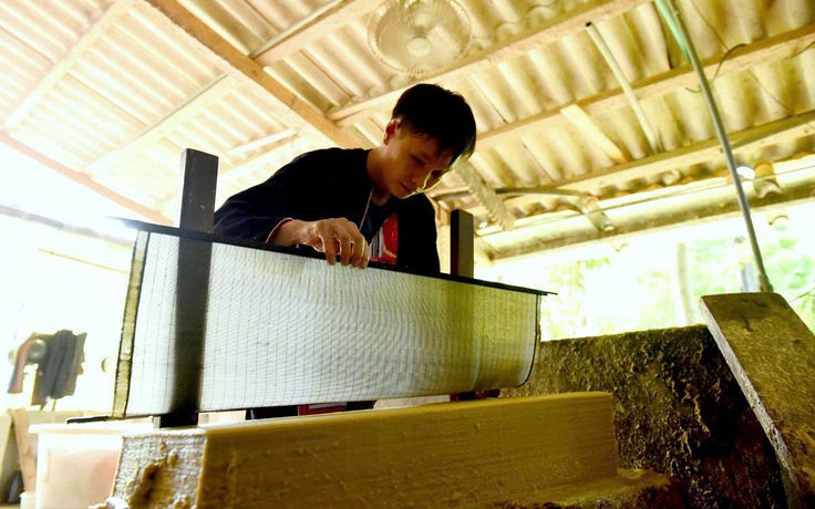 Giữ 'hồn' núi rừng trên giấy bản