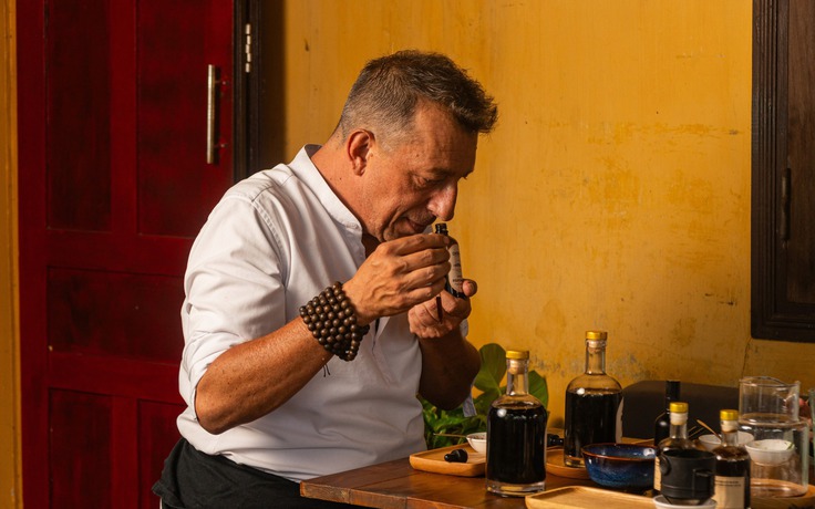 Khách Tây thử nước mắm, dệt thổ cẩm ở khách sạn 2 Keys MICHELIN ở Hội An