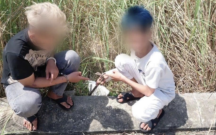 Bắt nhóm 'trộm nhí' khiêng két sắt ra sông Hàn đập phá để lấy tiền