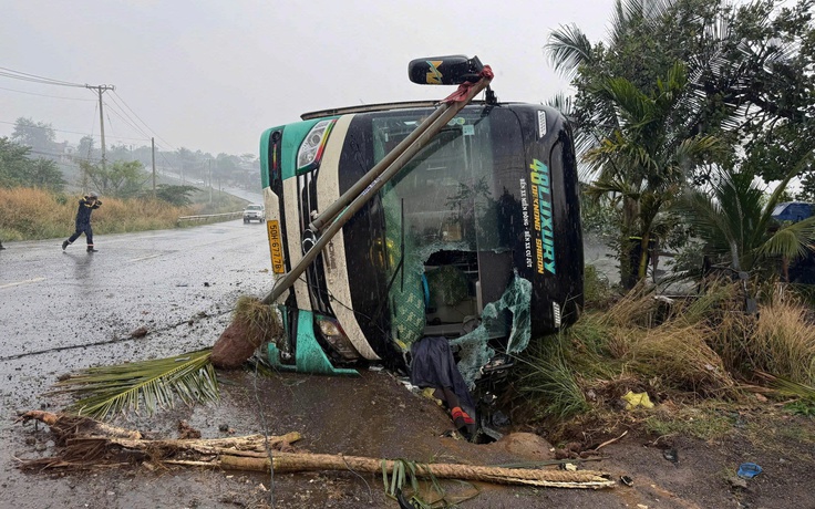 Lật xe khách trên quốc lộ 14 làm 1 người chết, 2 người bị thương