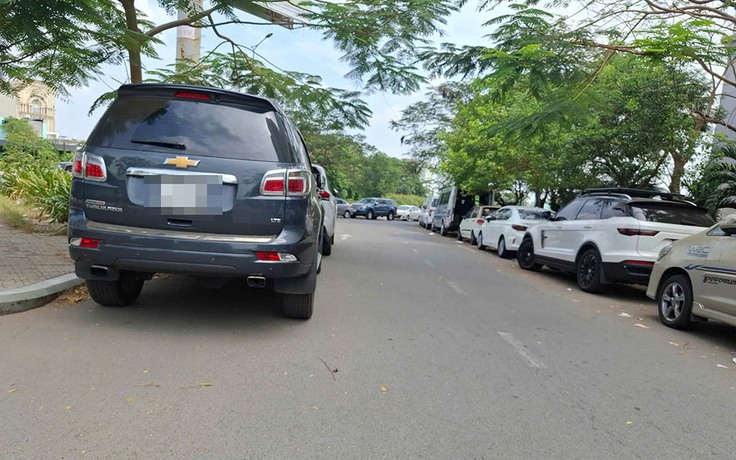 Ô tô đậu tràn lan trước cổng trường