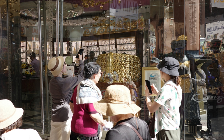 Chợ vàng Dubai tấp nập khách du lịch