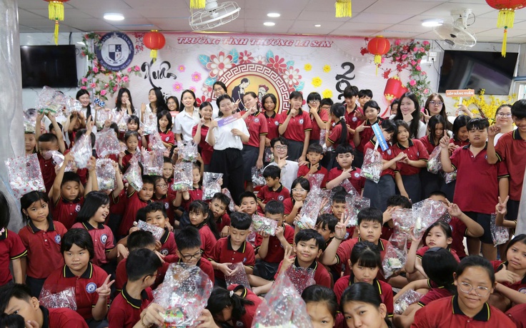 Nhóm sinh viên cùng ‘Góp nắng xuân’ một cách ý nghĩa