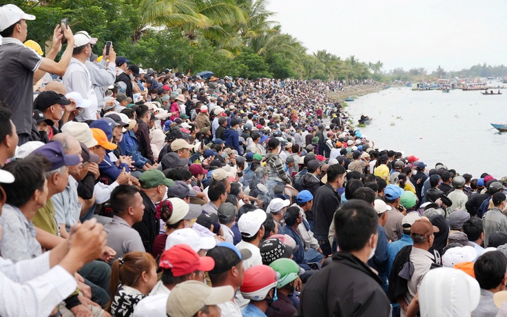 Hàng nghìn người dân chen chân, cổ vũ cuồng nhiệt giải đua thuyền trên sông Thu Bồn